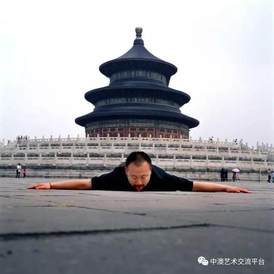 苍鑫 行为艺术 《舔》