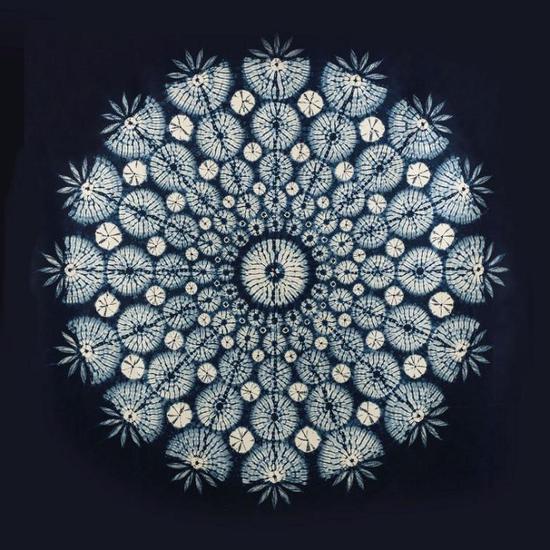新艺展展品 利用日本时绘纹样和绞缬手法制作的蓝染作品《靛蓝之春》 制作者 简·卡兰德