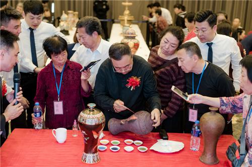 展会现场，张同禄大师展示景泰蓝制作技艺