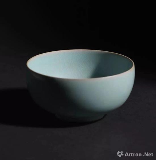 拍品编号8006 北宋 汝窑天青釉茶盏 口径 10.2 cm.