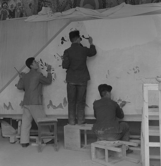 关友惠、史苇湘、霍熙亮临摹第249窟壁画，1956年