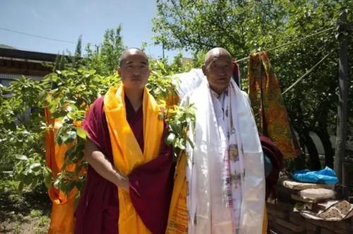 卡罗大师（外爷）与尖措徒弟一起留影（青海热贡吾屯下寺）