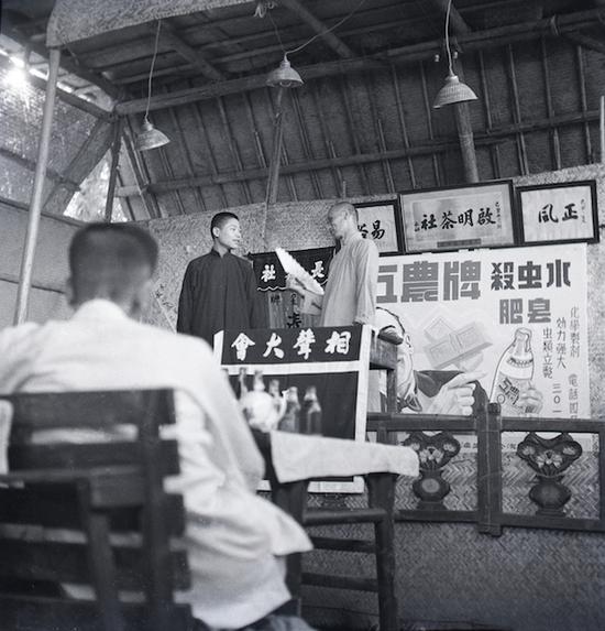 1949年，启明茶社的相声表演， 北京什刹海