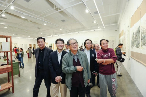 图4:上海市文联副主席、上海市书协主席周志高观展