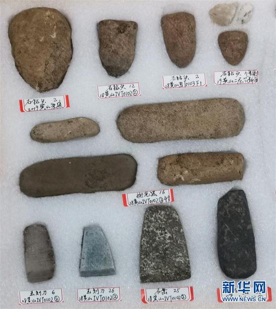 这是黄山遗址发掘出土的石钻头、石凿、抛光器等制玉工具（4月29日摄）。新华社记者 桂娟 摄 