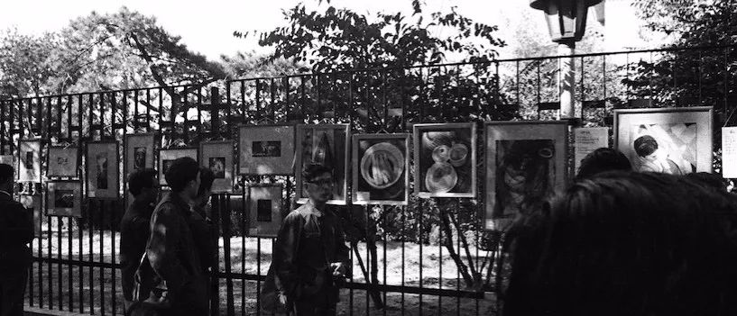  1979年中国美术馆外东墙《星星美展》现场，画面中部为朱金石的三件作品