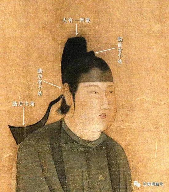 神秘男子脑后系结的两条巾角比较长,貌似比较硬,可能以金属丝为骨架