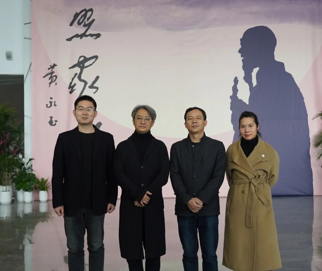 吴洪亮院长与湖南美术馆馆长田绍登（右二）、副馆长周玲子（右一）、副馆长王恩（左一）合影。