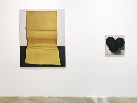 《毛边纸塑像》120cm×150cm 布面油画  2016（左），《三个影子》 50×50cm  布面油画 2017