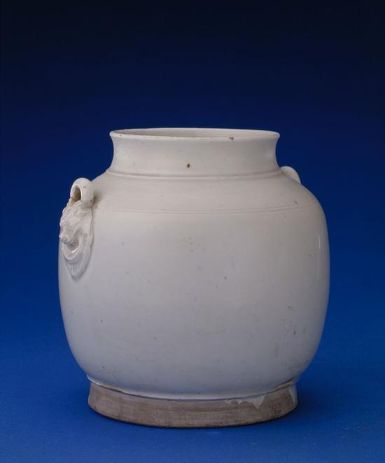 定窑白釉双系罐,五代,高13.5cm,口径8.3cm,足径11cm。