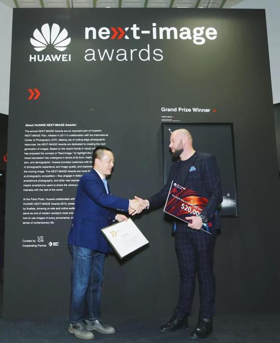　华为消费者业务手机产品副总裁李昌竹为2018华为新影像大赛冠军Michal Wesolek颁奖。