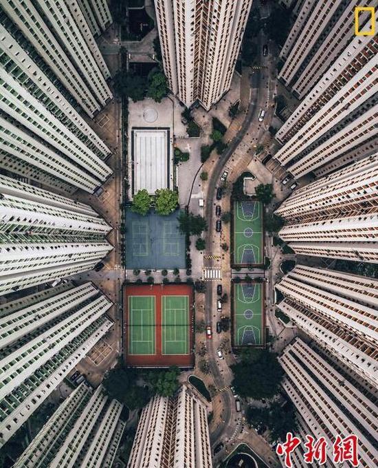  城市组第三名 摄影师：Gary Cummins 图片说明：香港空荡的公寓楼。
