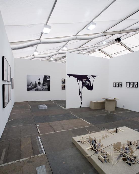 2008年伦敦弗里兹艺博会上，Jakob Kolding的独立展位。图片：courtesy of Team Gallery