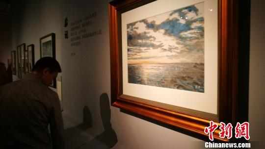 观众在展览上欣赏画家油画《海阔天空》 应妮 摄