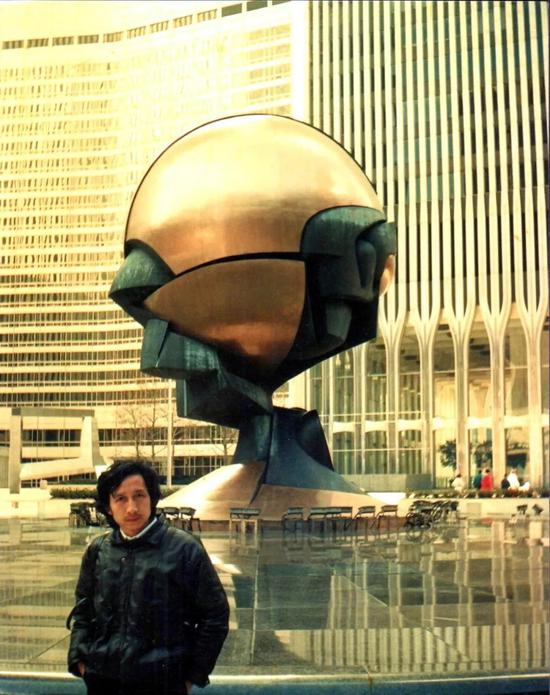 1991年,留影于纽约世贸大厦。