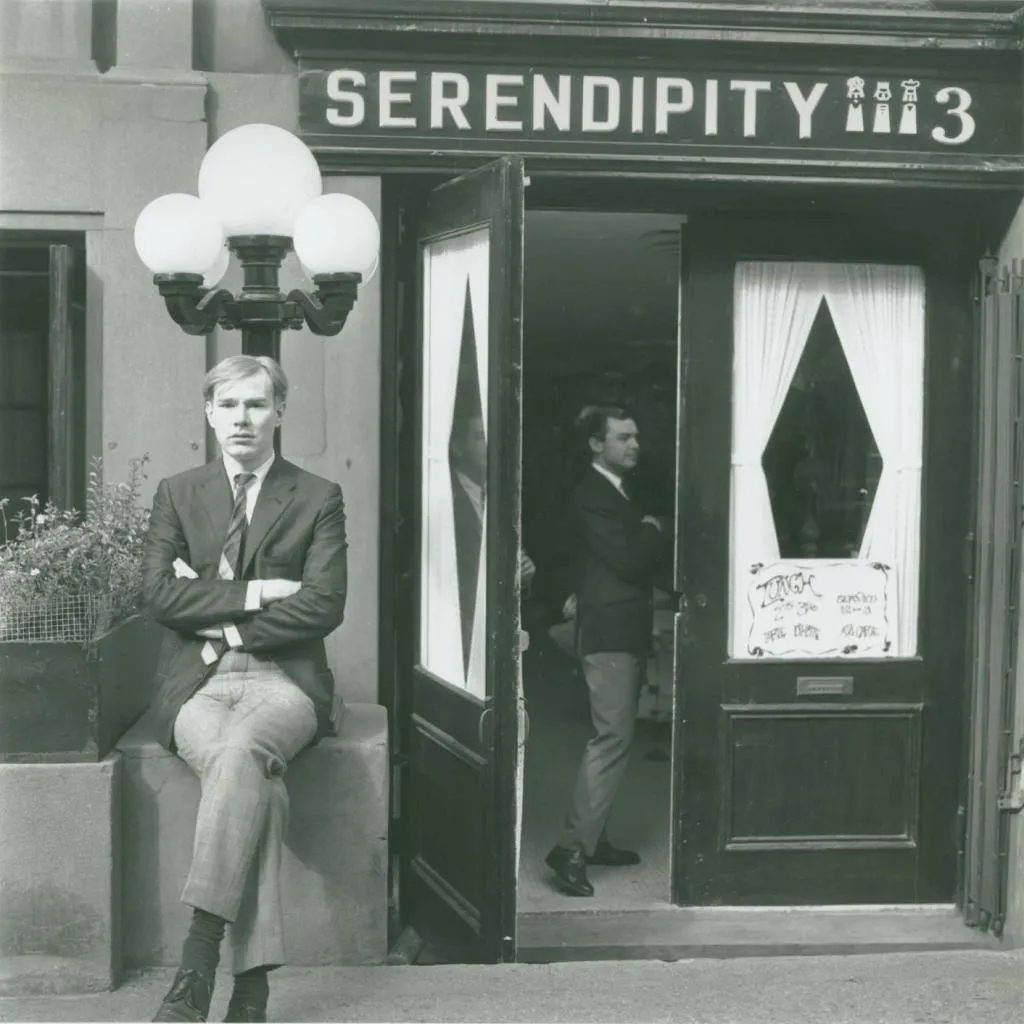 1962年，沃霍尔在餐厅Serendipity 3门前，身后是演员Stephen Bruce