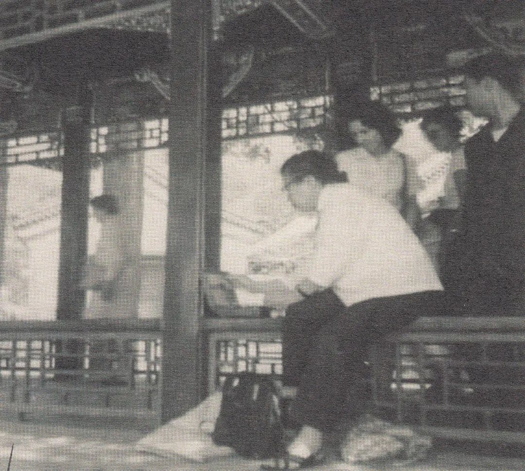 1980年唐蕴玉在北京颐和园写生