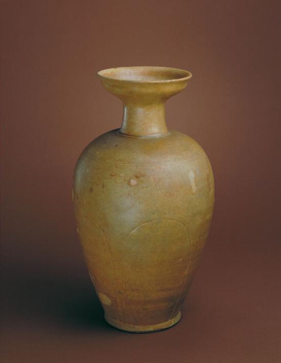 岳州窑青釉划花莲瓣纹盘口瓶,五代,高30.3cm,口径11.6cm,足径9.1cm。