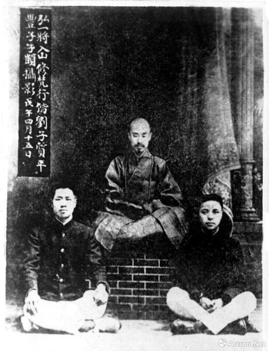 1918年，弘一将入山修梵行携弟子刘质平、丰子恺（右）合影