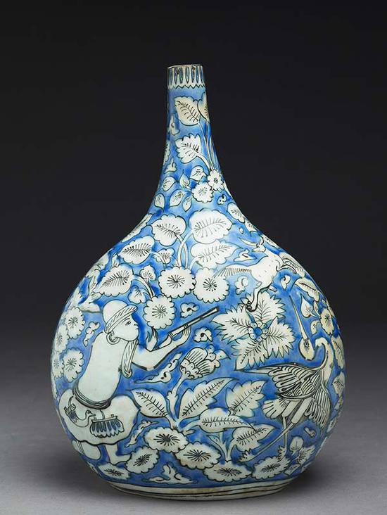 长颈胆瓶 伊朗 十七世纪 釉下彩绘  ©牛津大学阿什莫林博物馆馆藏，由Gerald Reitlinger于1978年赠
