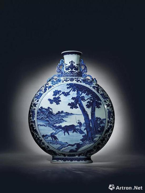 清乾隆 青花春耕图双福如意耳大抱月瓶 六字篆书款高 59 cm。 估价:港元 60,000,000 - 80,000,000成交价:6985万港币