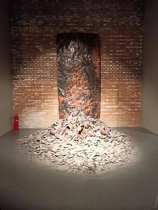 展招举 《丘与虚》 材质陶铜 200×150×300cm 2018