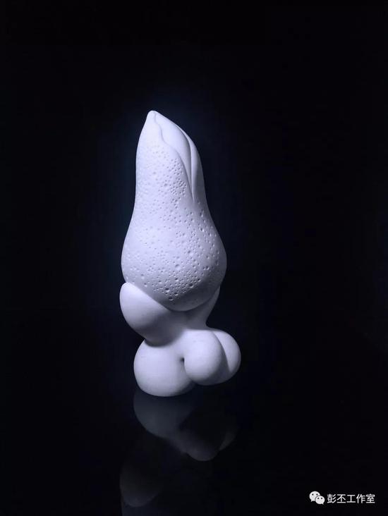 彭丕     花骨朵NO.4       汉白玉    33X15X15CM  2018   图片提供（彭丕工作室）