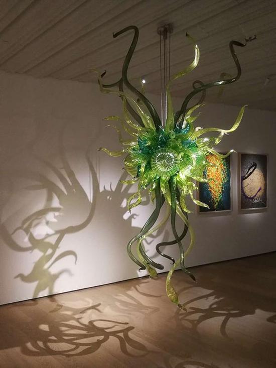 H Queen‘s大楼中，白石画廊在展的美国艺术家奇胡利玻璃造型艺术