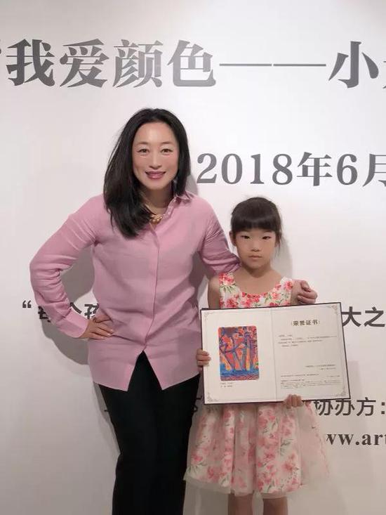 艾敬与赵希嘉小朋友颁奖合影，作品《古塔》