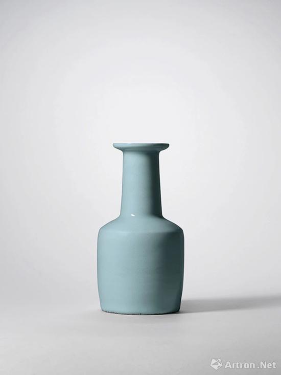 拍品编号8007 南宋 龙泉粉青釉纸槌瓶 高 23.4 cm。
