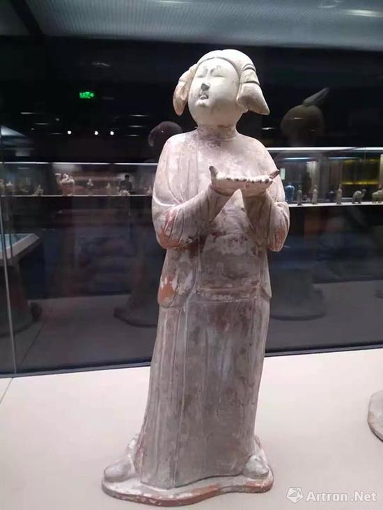捧物女俑,西安博物院藏