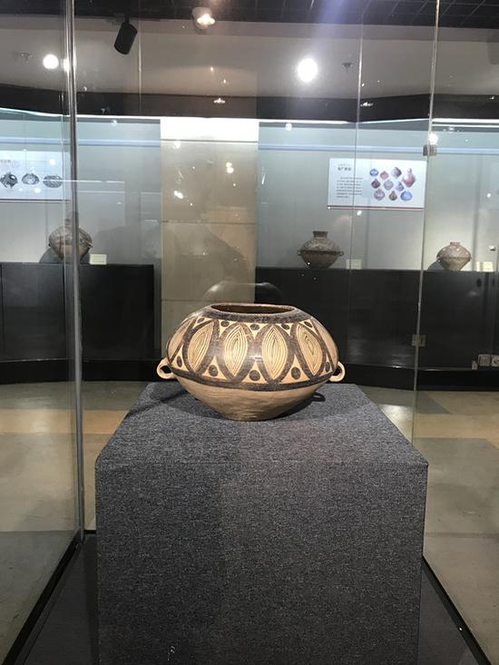 半山类型阴纹双耳罐-距今约4500年 甘肃马家窑彩陶文化博物馆藏