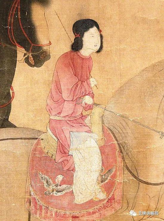 《虢国夫人游春图》里的侍女同样穿着男式圆领袍,但发型与袍内装束仍是女式的