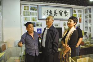 张家柱(左)向参观者讲解民国时期铁路信号灯