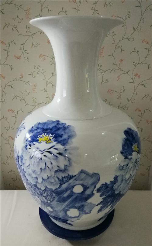 王纯祥牡丹《菱眼猫》青花瓷精品