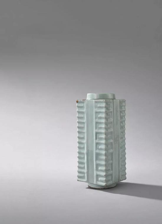 817 宋 龙泉窑棕式瓶高27cm 长10.2cm 宽10.2cm成交价:10,749,600日元