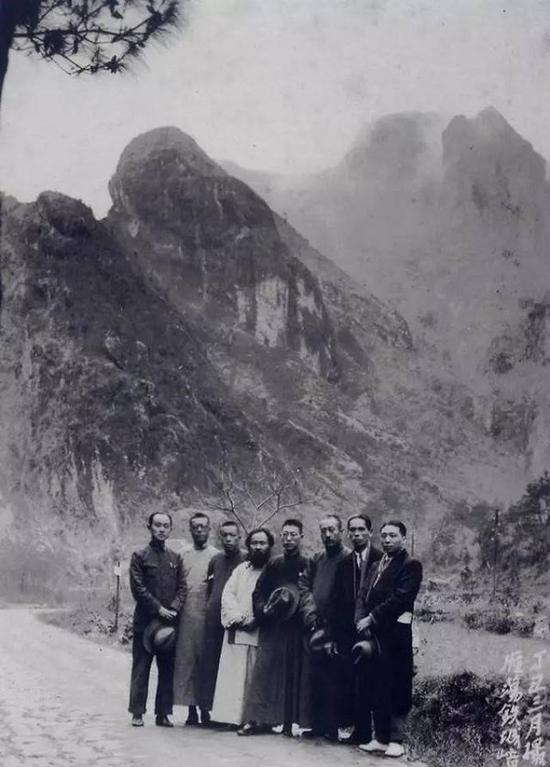 张大千(左四)与谢稚柳(右一)等同游雁荡山