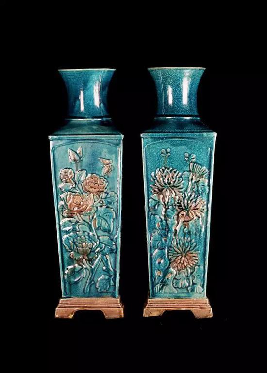 拍品：清孔雀蓝釉雕花方瓶（大清乾隆年制款）（一对）