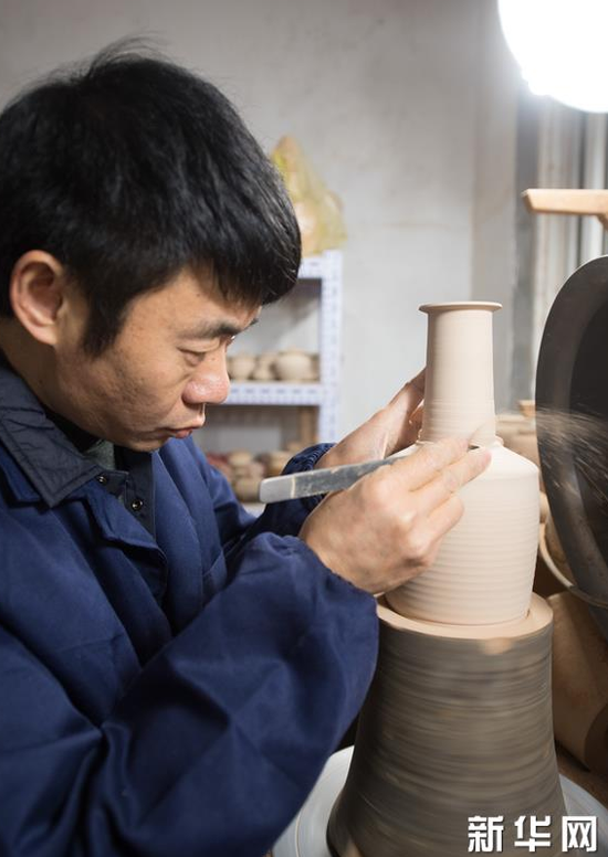 1月16日，陈卫武在工作室为一件青瓷瓶修坯。