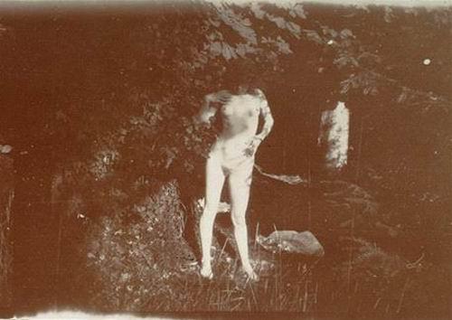 《沐浴着阳光站着的玛尔特》，1900-01年，现代冲印，奥赛美术馆。