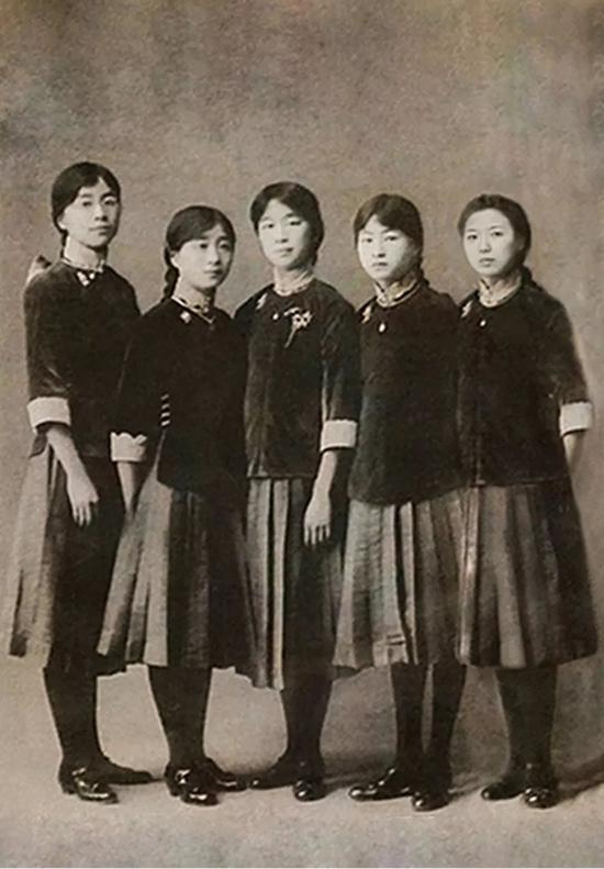 林徽因(右二)