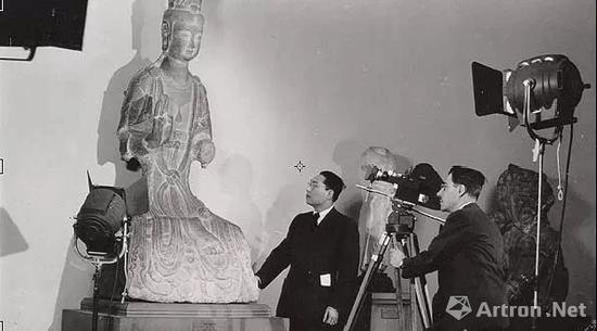 翁万戈与摄影师斯坦纳在博物馆（约1950年）