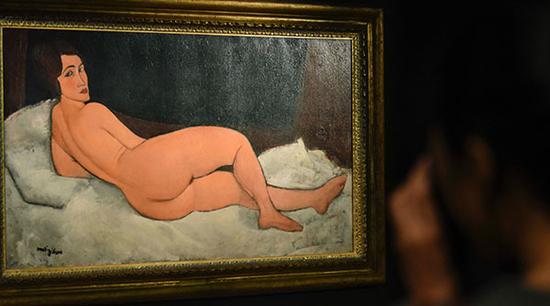 ▲意大利画家亚美迪欧·莫迪里安尼的《向左侧卧的裸女》