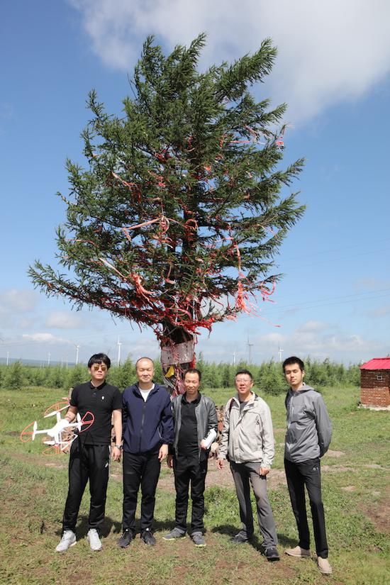 著名油画家、中央美术学院胡建成教授师生一行采集塞罕坝主题油画创作资料。