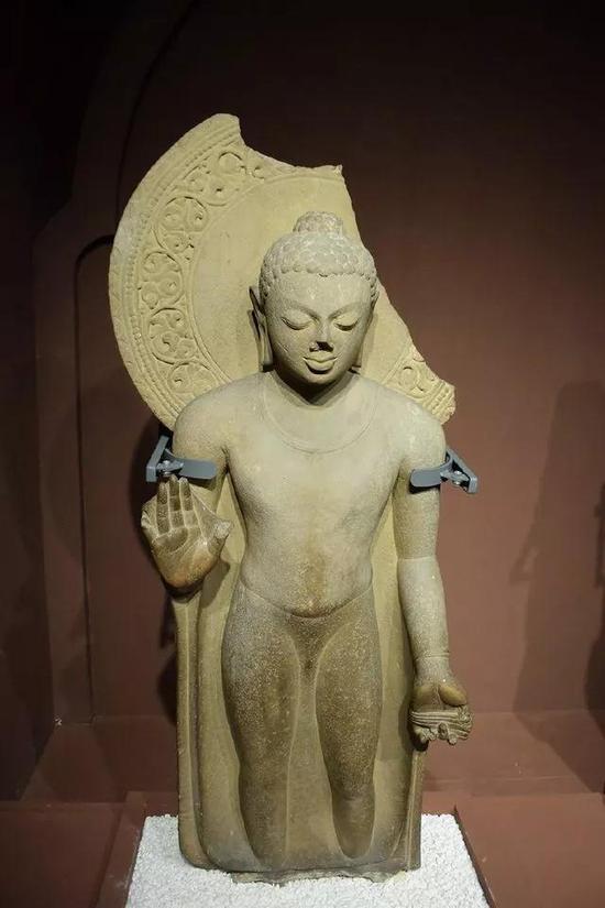 佛立像，公元5世纪，萨尔纳特考古博物馆藏