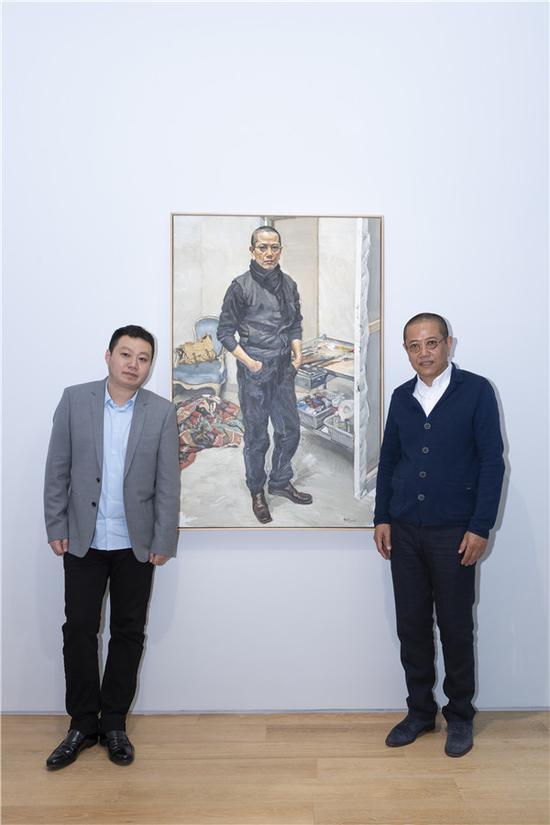 策展人崔灿灿(左)、艺术家陈丹青(右)在展览现场合影