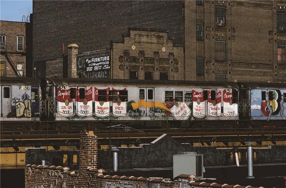 玛莎·库珀 Fab 5 Freddy画的金宝罐头 摄影 1983年 图片:Artsy
