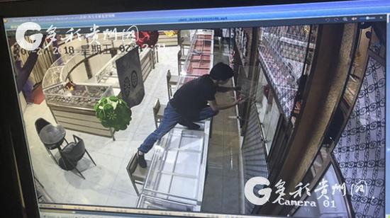 店内监控拍下嫌疑人盗窃一幕