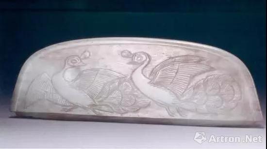 双孔雀纹玉梳背(图五)