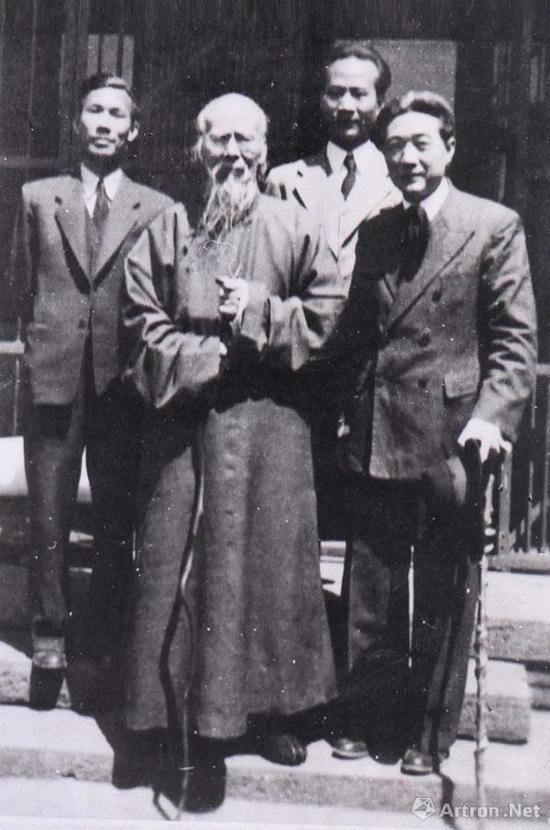 1948年，徐悲鸿与齐白石、吴作人、李桦摄于北京